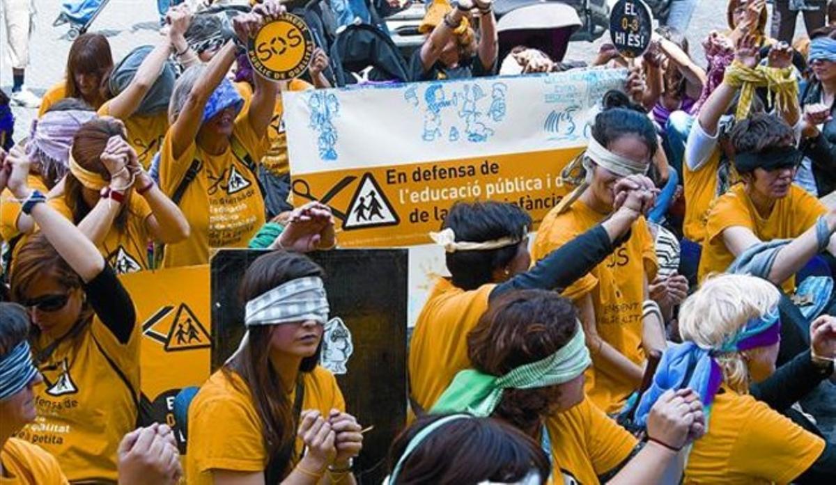 Protesta de trabajadores de las guarderías municipales contra los recortes, el pasado mes de mayo.