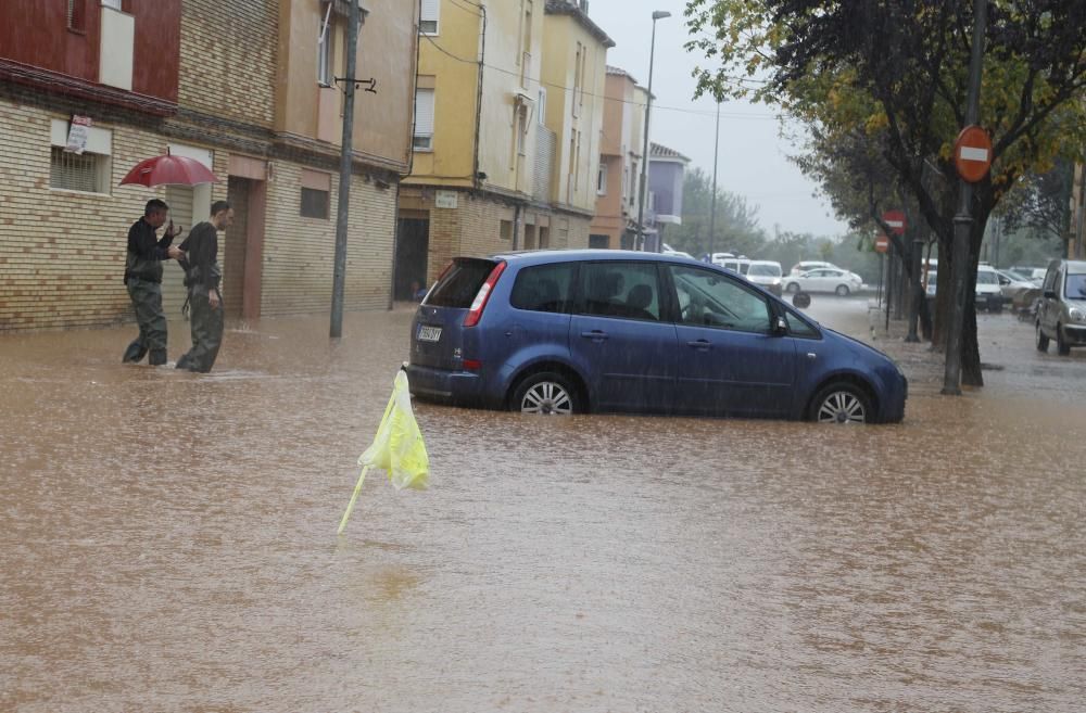 Consecuencias de la tromba de agua caída en Alzira esta pasada madrugada y esta mañana.