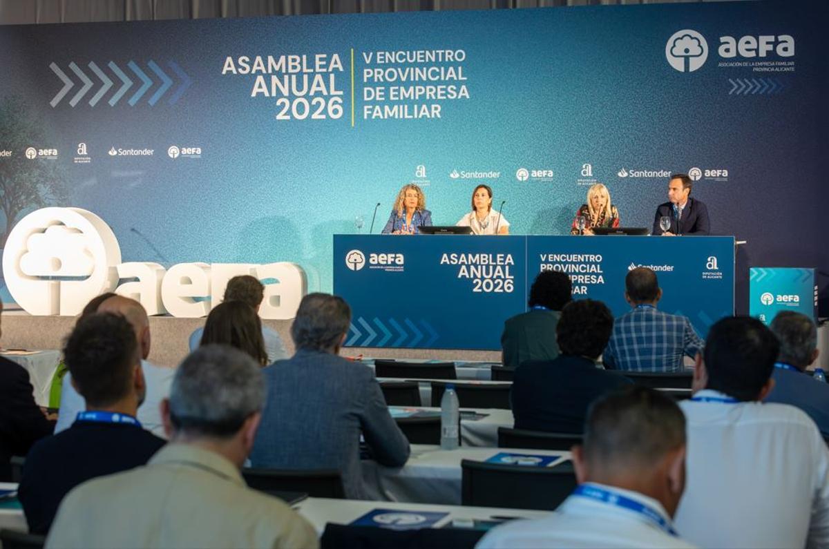 La Asamblea anual estuvo presidida por Maite Antón, Ángeles Serna, Malena Vidal y Fernando Vilanova.