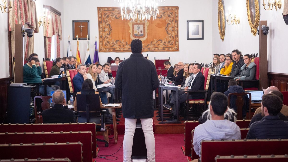Un vecino interviene durante un pleno del Ayuntamiento.