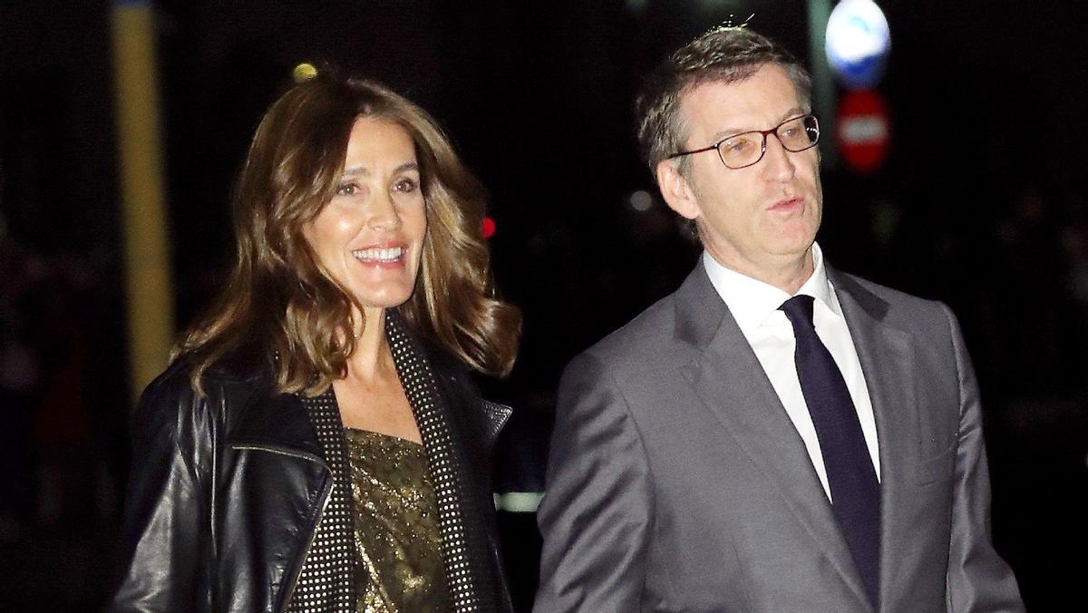 Alberto Núñez Feijóo, y su pareja, Eva Cárdenas, a su llegada al Real Club Náutico de A Coruña, donde en 2018 se celebró el cóctel de la boda de Marta Ortega y Carlos Torretta.