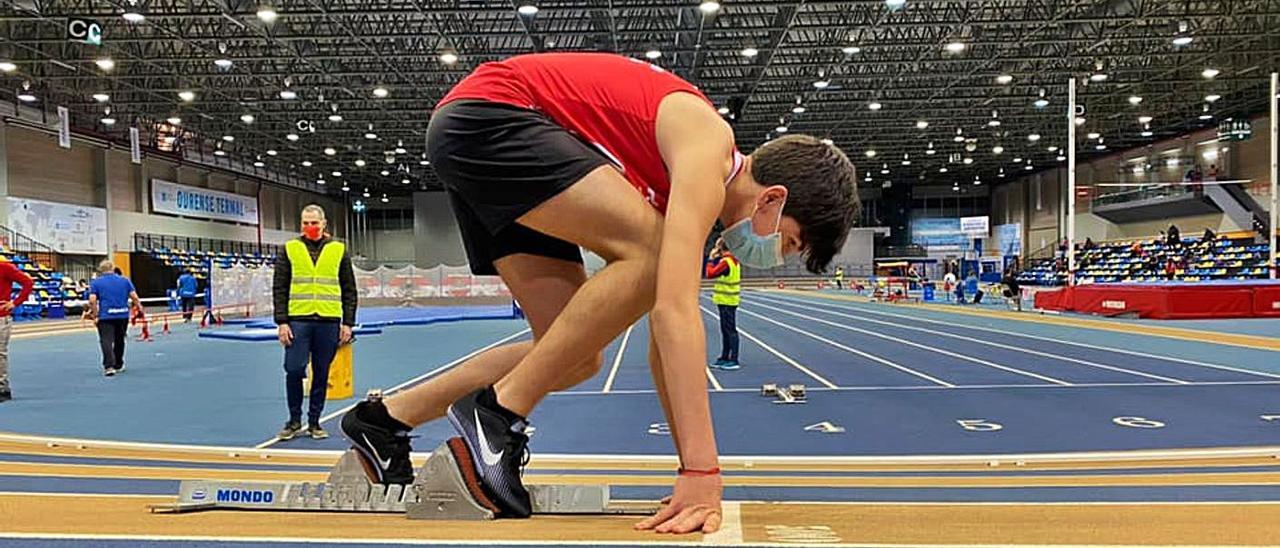 Un atleta estradense se dispone a tomar la salida en una carrera en las pistas de Ourense. |