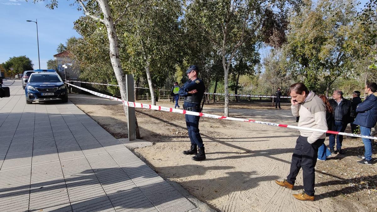 Al alcalde de Alzira, junto a la zona acordonada por la Policía Nacional