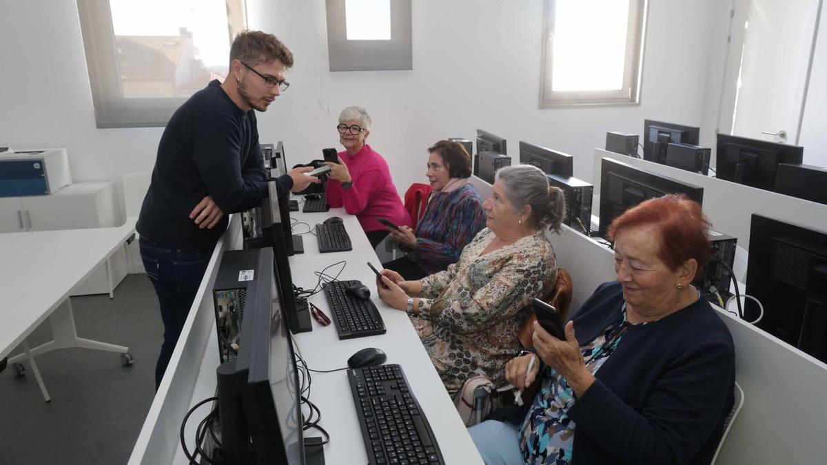 Nunca es tarde para aprender: los mayores de Vigo se conectan al mundo digital