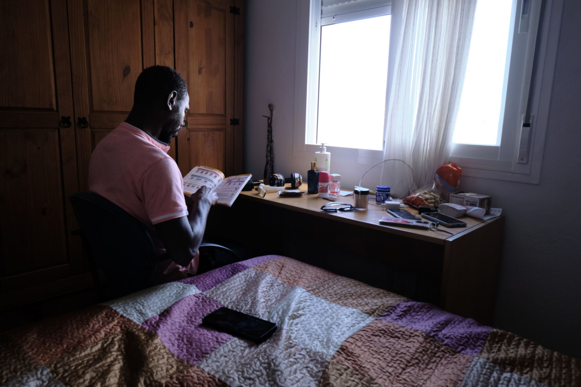 El abrazo entre lágrimas de Abdou Ngom a Luna Reyes, trabajadora de Cruz Roja, en la playa del Tarajal dio la vuelta al mundo y humanizó aquella crisis migratoria que se vivió en mayo de 2021 en la frontera de Ceuta. Sus amigos, con los que compartía piso y trabajo, cuentan cómo fueron sus últimos días en Málaga

