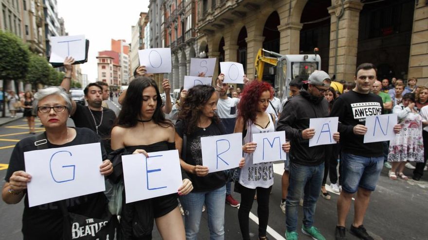 &quot;Todos somos Germán&quot;: Langreo se suma con una concentración al grito contra la violencia en las calles