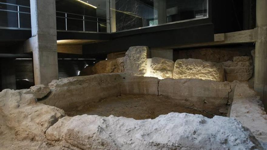 Parte de los restos arqueológicos que aparecieron en Santa Eulalia en la construcción de un edificio junto a la plaza del barrio.