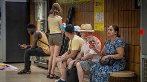Calor en la estación de Plaza Catalunya de la L1 del metro de Barcelona. Viajeros esperan en los andenes soportando las altas temperaturas con abanicos, ventiladores portátiles y otros métodos para combatir el calor, pese a que la estación debía beneficiarse de las mejoras de ventilación anunciadas. A 30 de julio de 2026. Barcelona. AUTOR: MANU MITRU