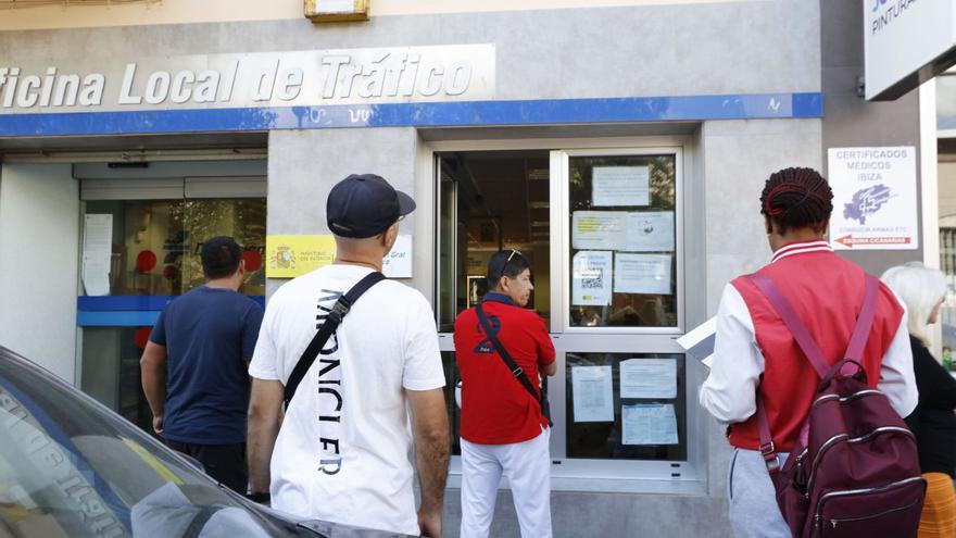 Imagen de archivo de gente esperando a las puertas de la oficina de Tráfico de Eivissa. | JUAN A. RIERA