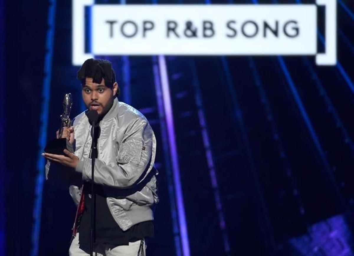 The Weeknd con su premio Top R&amp;B Song en los Billboard Music Awards.