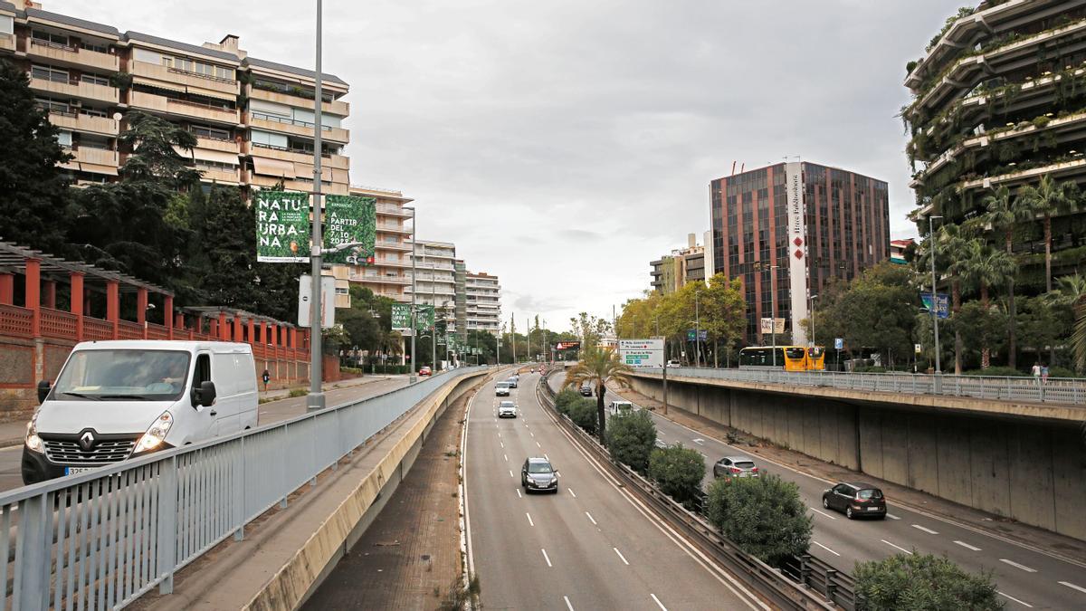 Ronda del Mig, a la altura de la Gran Via de Carles III, entre Diagonal y plaza Prat de la Riba que los vecinos piden que se cubra