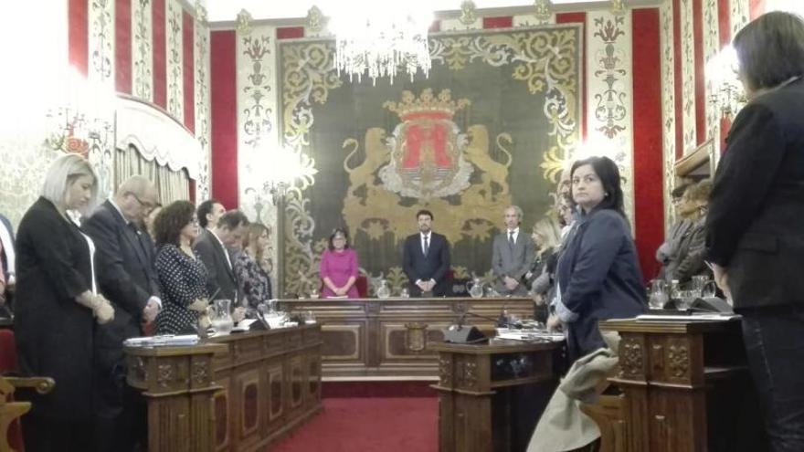 Minuto de silencio en el pleno.