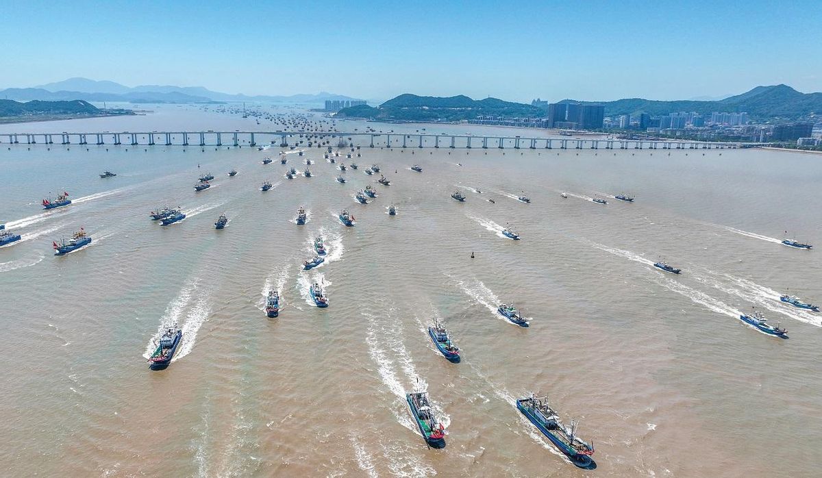 Pesqueros chinos, saliendo a faenar a mar abierto