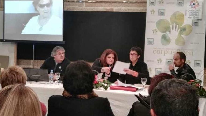 La asamblea de los alfombristas. En la mesa, de izq. a dcha.: Manuel Alonso, Loli Docampo, Carmen Santos y Raimundo Martínez.