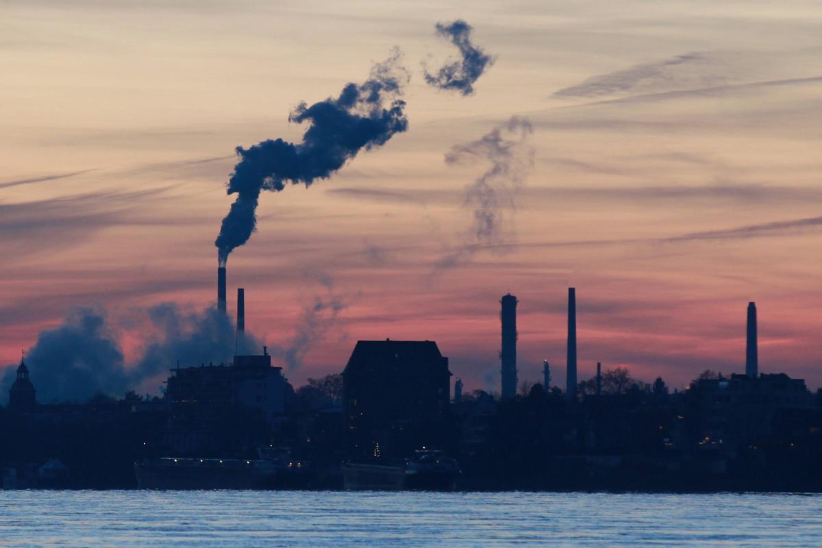 Una fábrica contaminante emite humo en Colonia, Alemania