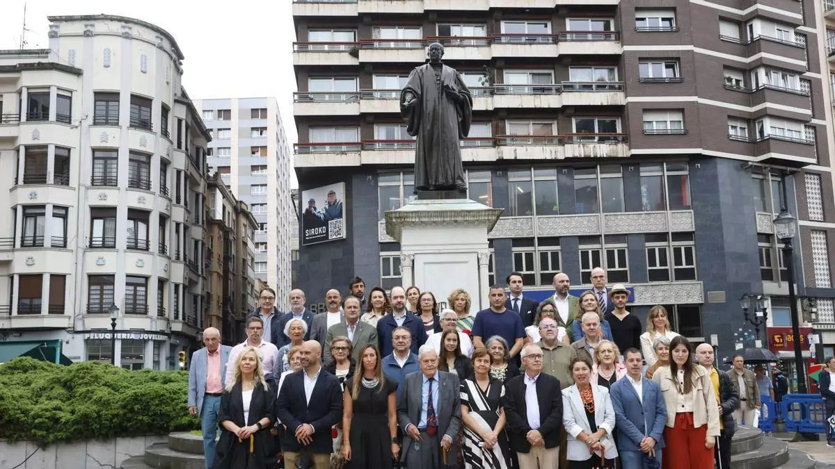 Gijón se sobrepone a la lluvia para honrar el legado de Jovellanos: "Sus ideas siguen siendo válidas"