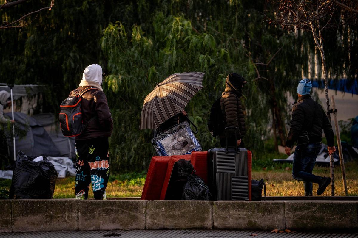 Barcelona desaloja el campamento de la Zona Franca Barcelona desaloja el campamento de la Zona Franca