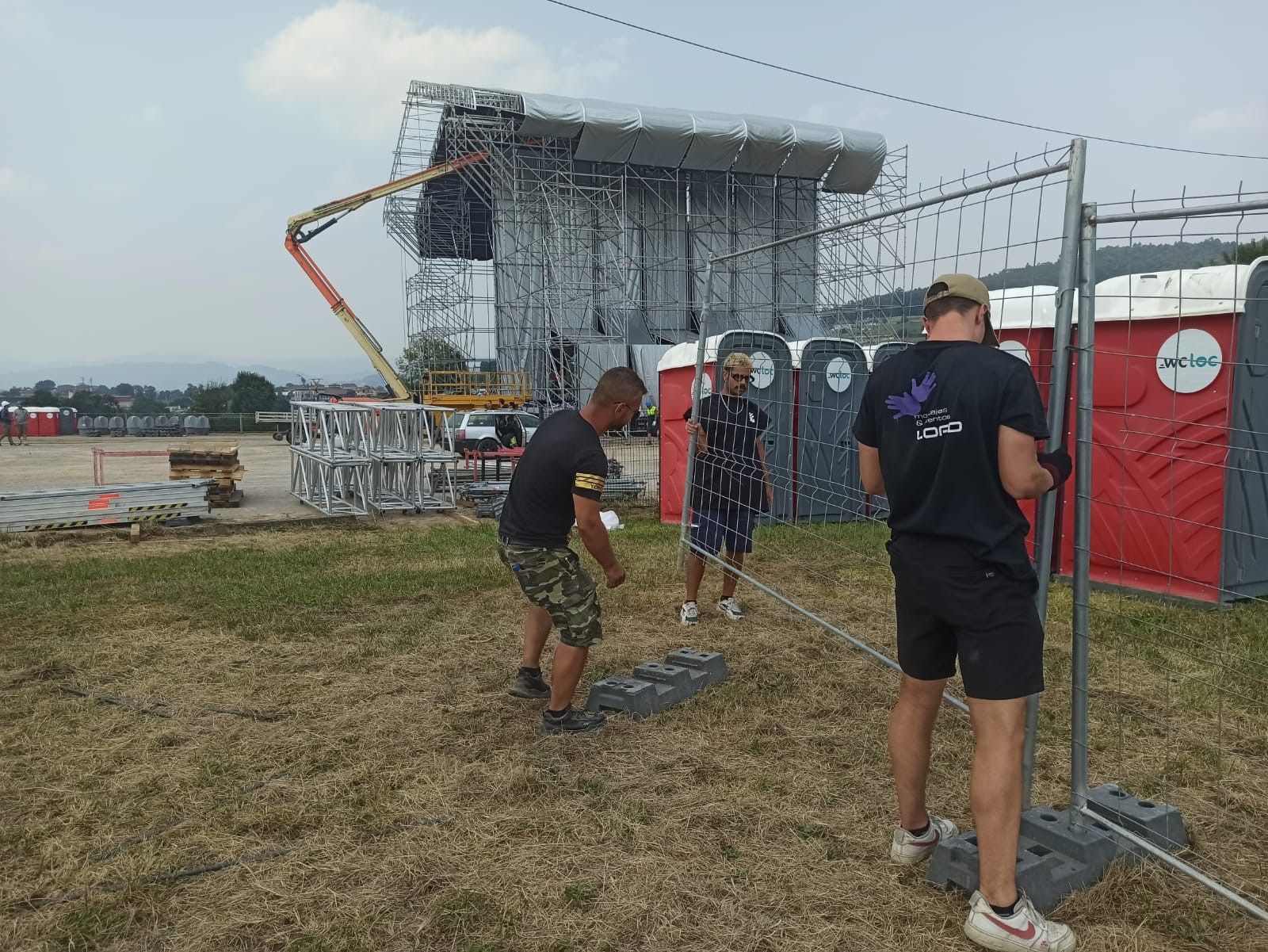 Así se monta el Boombastic y los tres escenarios del festival en Llanera