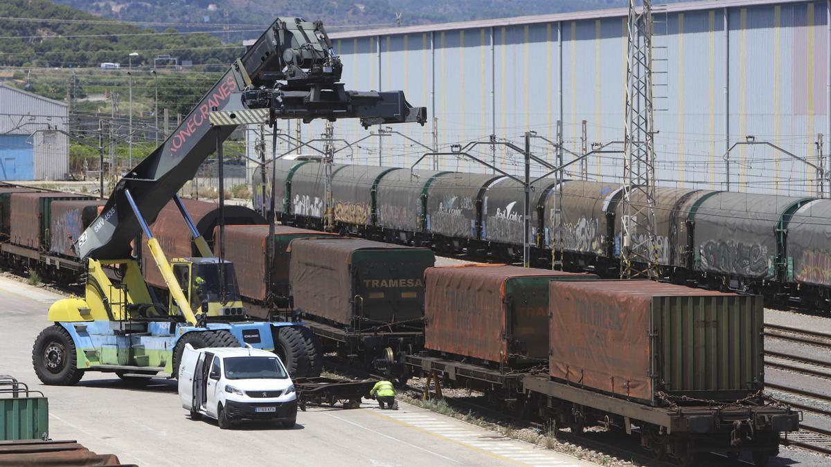 Imagen de un tren de mercancías en Sagunto, un método que Ferrmed quiere potenciar en la provincia de Castellón.