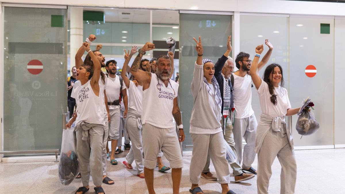 Llegada de la Flotilla en el Aeropuerto Josep Tarradellas Barcelona-El Prat, a 6 de octubre de 2025, en Barcelona, Catalunya (España). Un grupo de 27 españoles de la flotilla Global Sumud que quedaban en Israel ha vuelto a España en tres vuelos, uno militar con destino Madrid y dos comerciales con destino Barcelona y Bilbao. Entre la llegada del domingo, 5 de octubre, y hoy ya son 48 de 49 los españoles que han regresado tras ser detenidos por el Gobierno de Israel. La integrante que falta sigue detenida tras ser acusada de morder a una funcionaria. Lorena Sopêna / Europa Press 07/10/2025. LORENA SOPENA / Europa Press;FLOTILLA;CUP;CATALUÑA;Llegada de algunos de los integrantes de la Global Sumud Flotilla a Barcelona