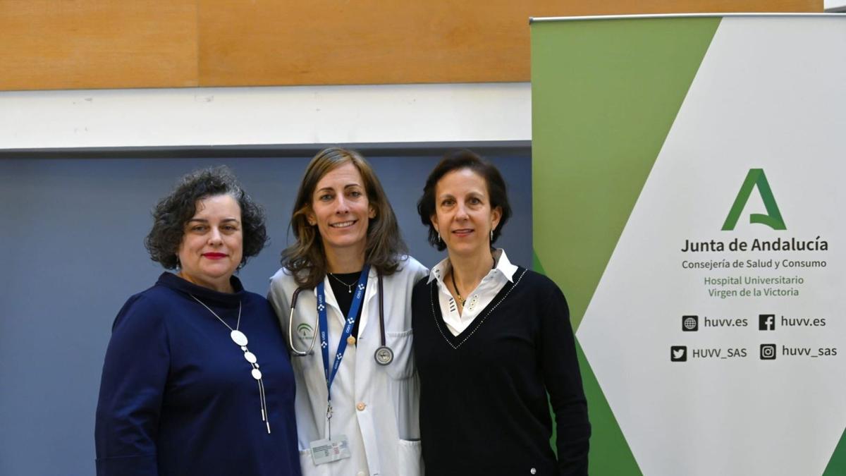 De izda. a dcha., Isidra Sánchez, la doctora Bella Pajares y Marta Santos en el Hospital Universitario Virgen de la Victoria