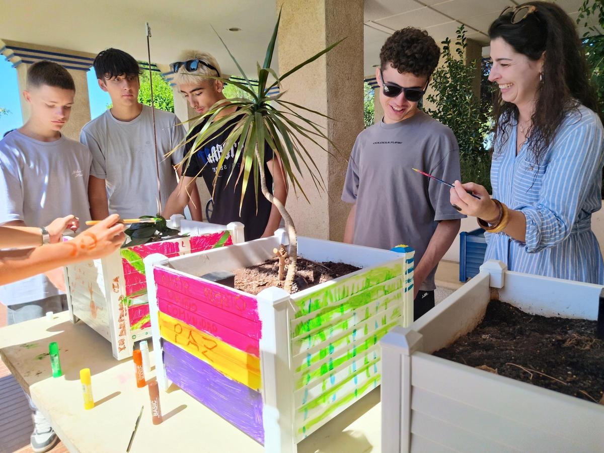 La concejala de Bienestar Social con un grupo de jóvenes, en la Residencia Mixta.