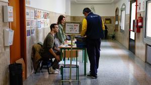 Un trabajador de Correos deposita el voto por correo en un colegio de Madrid en las pasadas elecciones municipales y autonómicas del 28 de mayo.