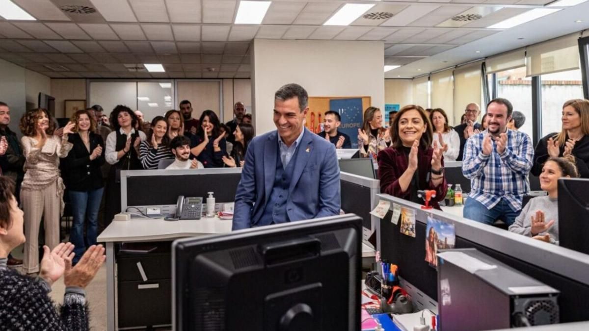 Imagen de archivo de una visita de Pedro Sánchez a la sede del PSOE de Calle Ferraz en la que aparece junto a él la rondeña Ana Fuentes.