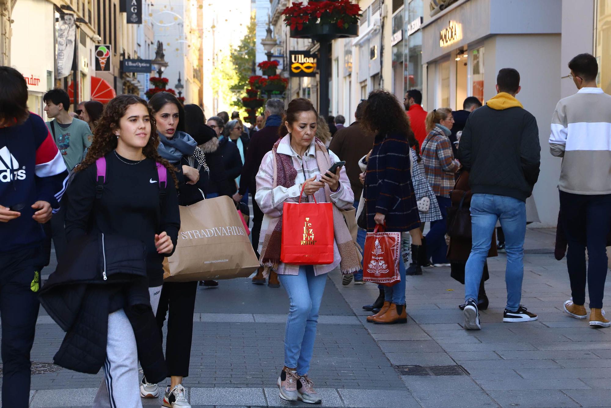 Colas y "mucha venta" en los comercios de Córdoba durante el festivo