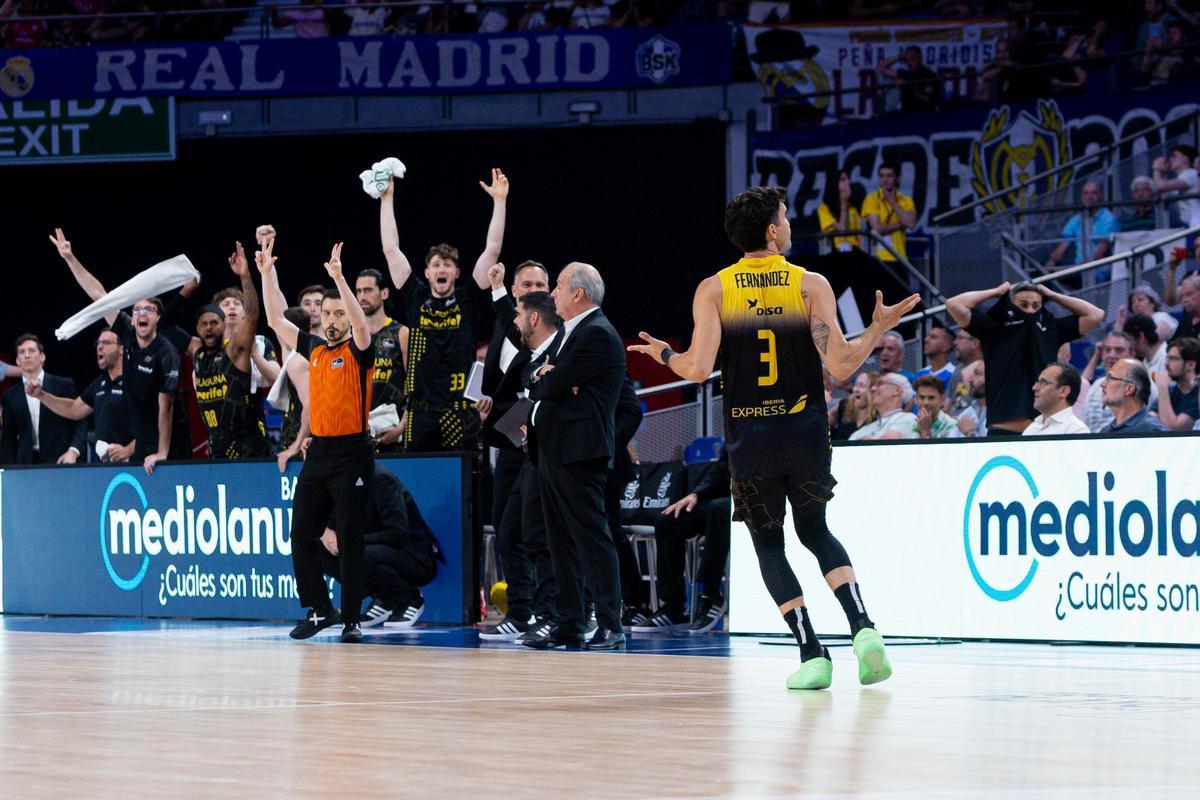 Jaime Fernández y el banquillo del CB Canarias celebran el triple de la victoria.