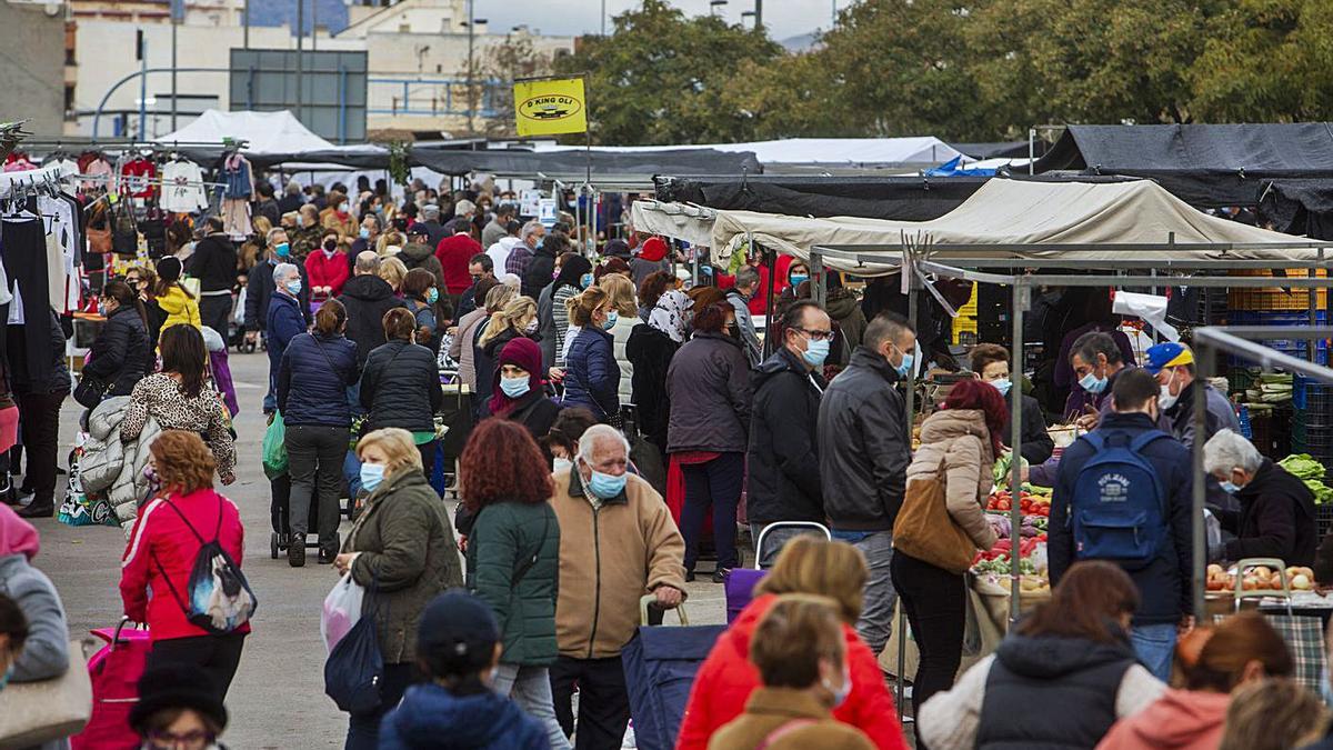 Clientes en el mercadillo de Teulada, ayer, en Alicante. En algunos puestos de frutas había colas