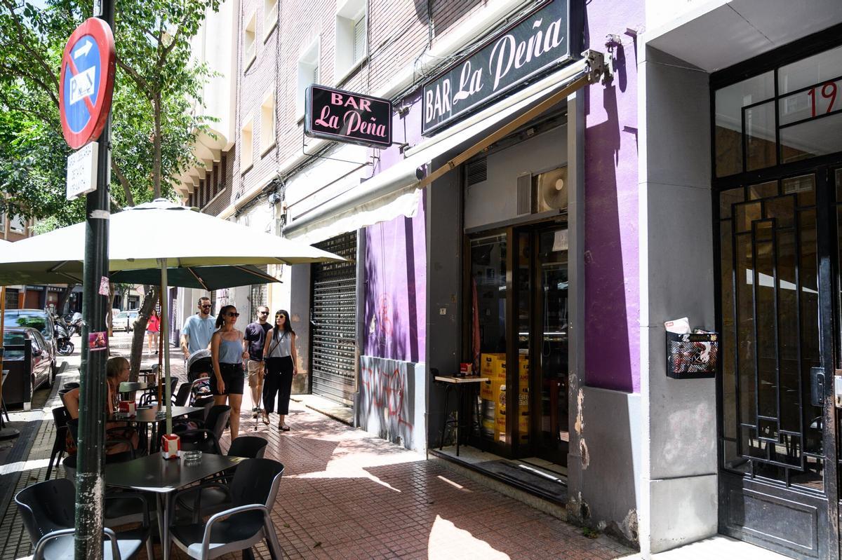 Fachada del Bar La Peña, en el barrio zaragozano de San José