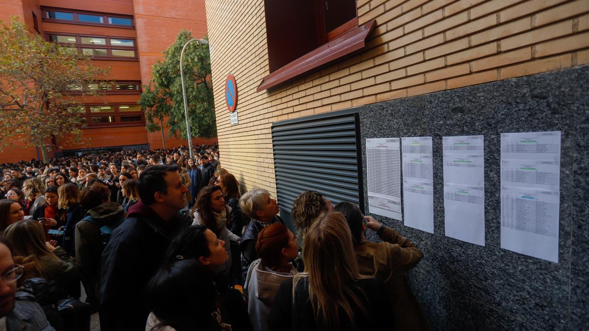 Opositores buscándose en las listas en el entorno de los aularios del Campus de Tarongers.