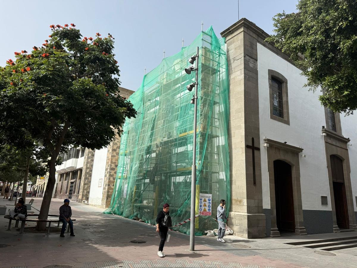 Trabajos en el exterior de la iglesia de San Gregorio, en Telde
