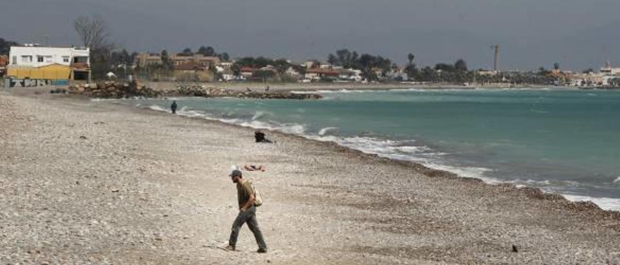 &quot;El plan de Costas agrava la destrucción de tres playas con 40.000 usuarios&quot;