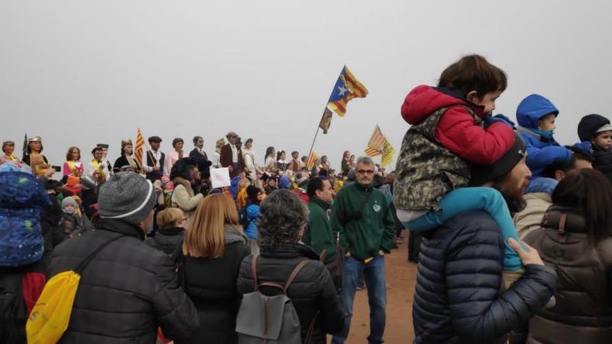 Lledoners s&#039;omple de gegants i gegantons en una trobada inèdita