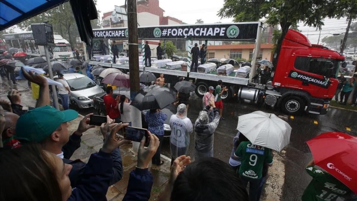 Aficionados del Chapecoense acompañan en las calles de la ciudad de Chapeco el paso del cortejo funebre de las las victimas del tragico accidente.