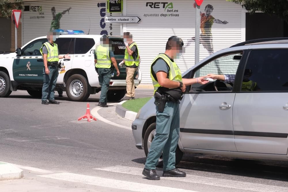 Despliegue de la Guardia Civil en el barrio del Rincón de Redován para poner coto a la venta al menudeo de droga