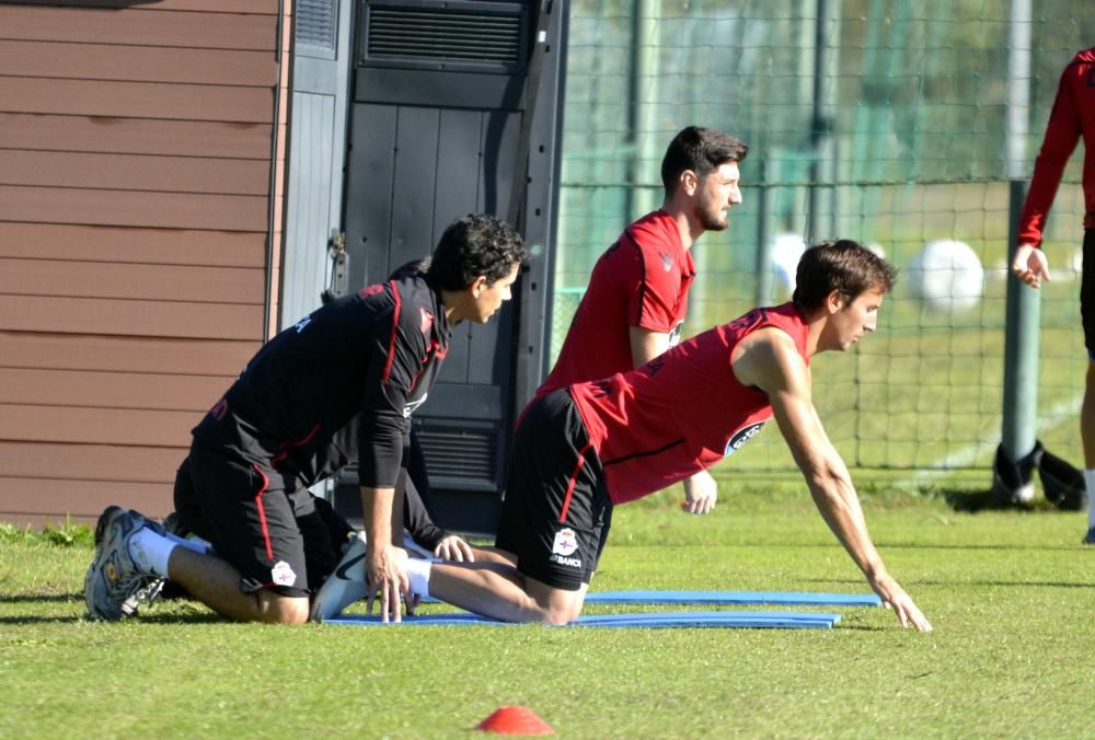 Natxo González programó una sesión con circuito físico, ejercicios tácticos y acciones a balón parado en el penúltimo entrenamiento antes de recibir al Elche en Riazor.