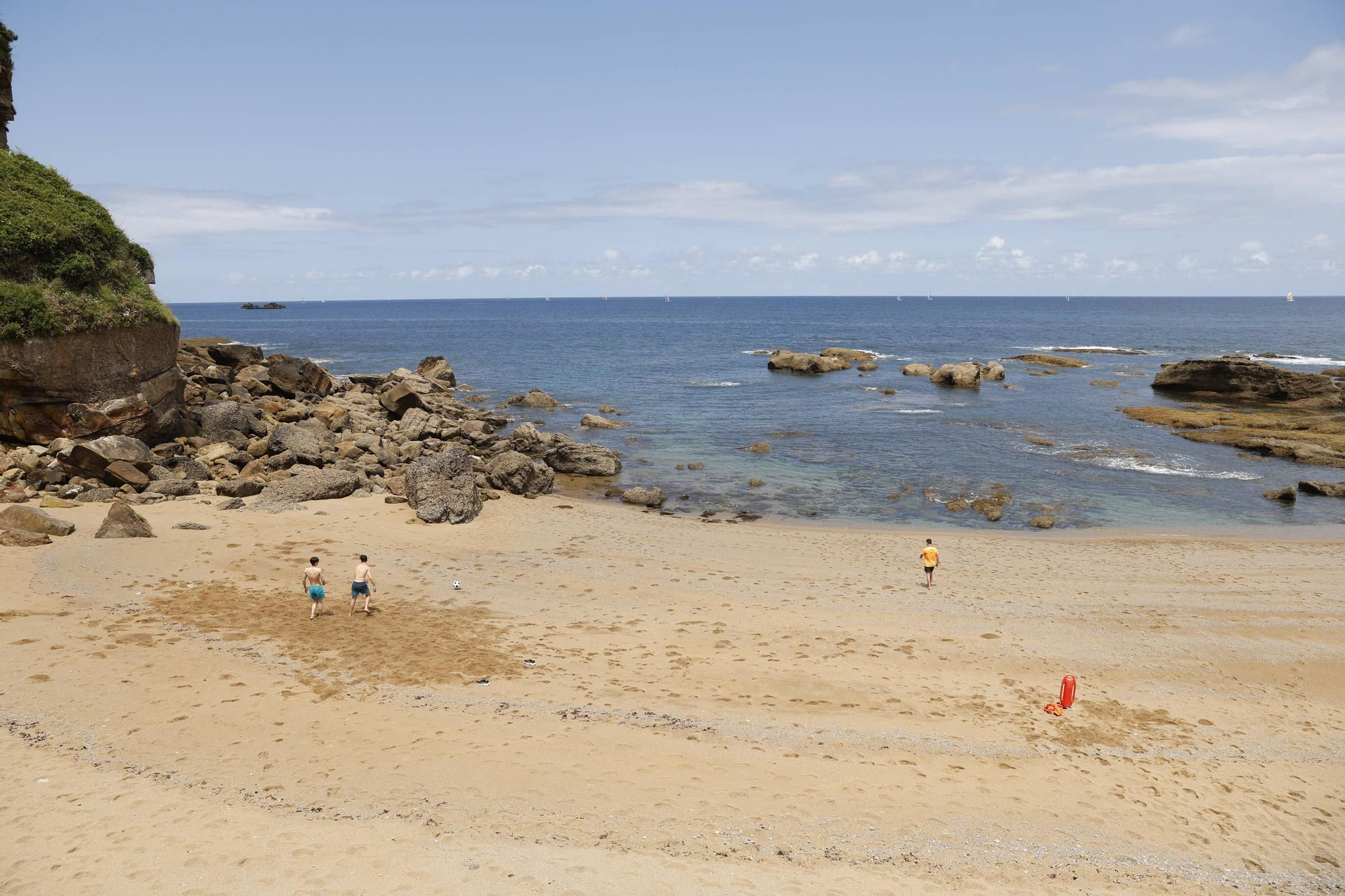 Las playas rurales de Gijón estrenan salvamento (en imágenes)