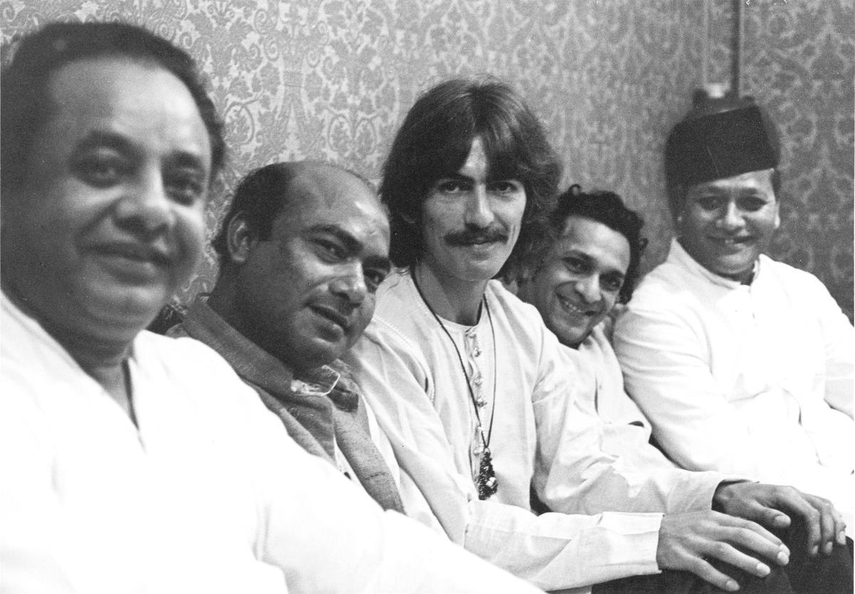 Con Ravi Shankar (segundo por la derecha) y otros músicos indios, en 1969