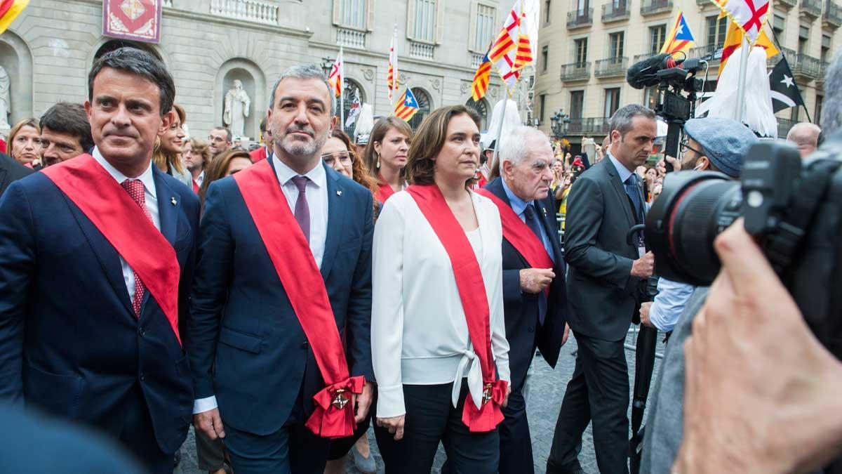 Manifestantes independentistas abuchean a Colau cuando cruza plaza Sant Jaume tras ser elegida alcaldesa.