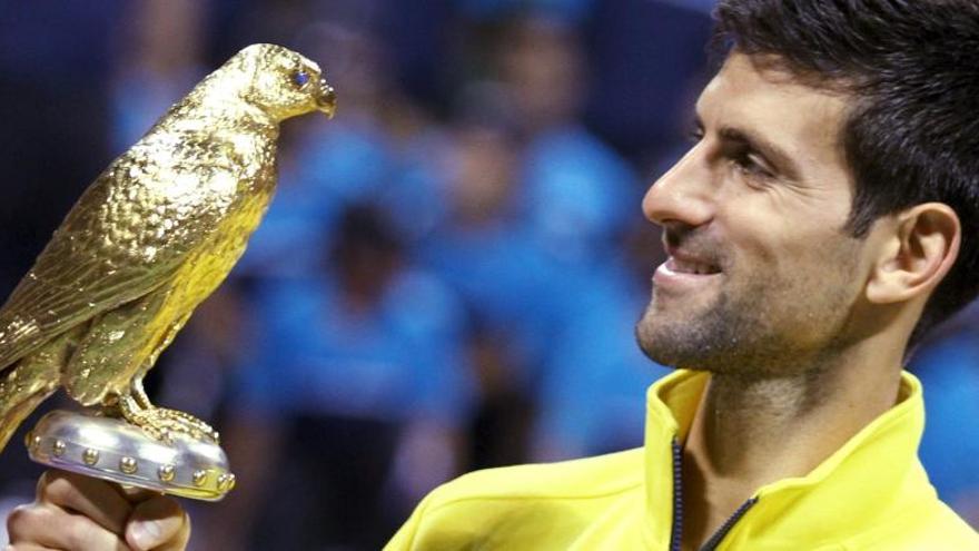 Djokovic posa con su trofeo.