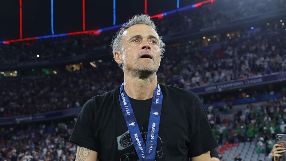 Luis Enrique, del PSG, con la medalla de campeón y la camiseta de la Fundación Xana.