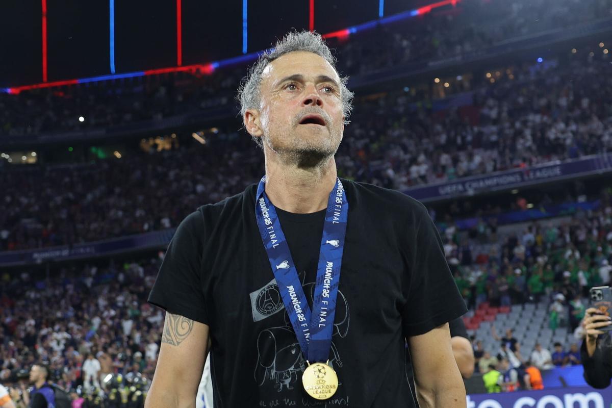 Luis Enrique, del PSG, con la medalla de campeón y la camiseta de la Fundación Xana.