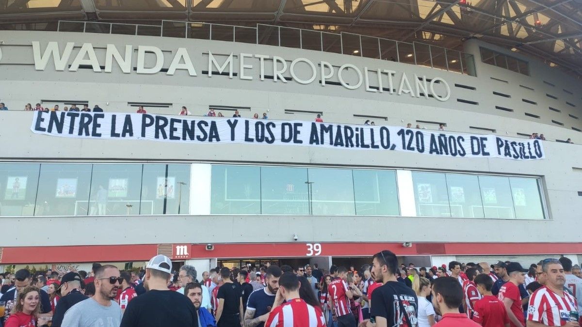 La pancarta en el Wanda sobre el pasillo al Madrid