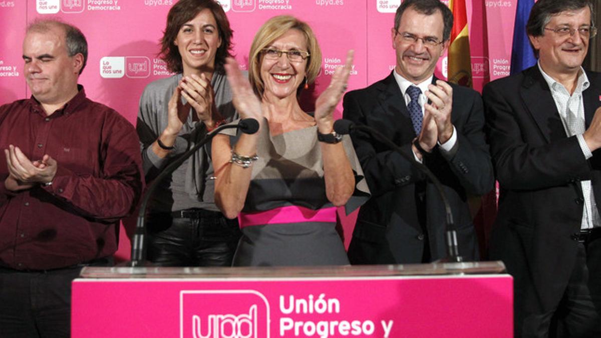 Rosa Díez, rodeada de miembros de la candidatua de UPyD, mustra su alegría por los resultados, el domingo en Madrid.