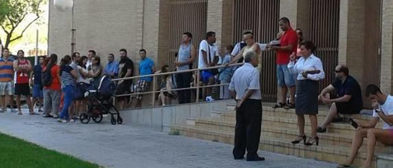 El Registro Civil de Gandia registra colas desde las 12 de la noche para ser atendido