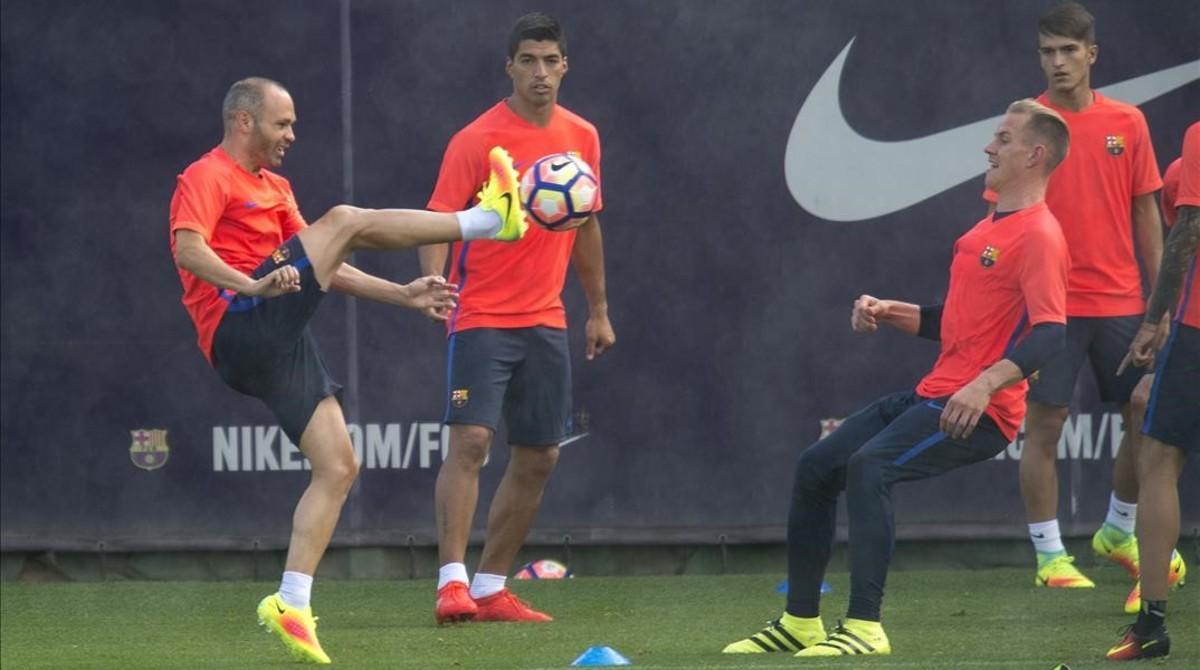 jdomenech34891652 sant joan despi     01 08 2016      deportes    iniesta golp160801131340