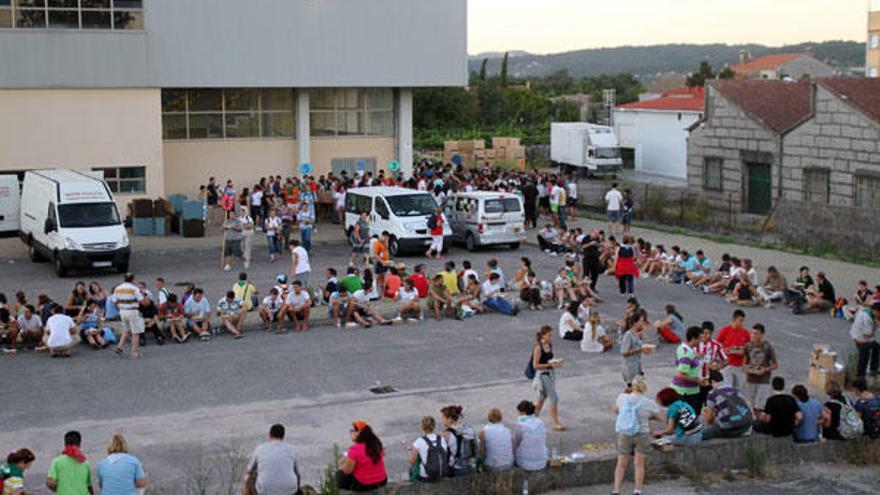 Los peregrinos andaluces, ayer, en el exterior del nuevo pabellón de deportes de Tui antes de la eucaristía en la Catedral.  // Efrén Rodríguez